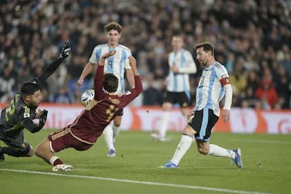messi-convirtio-un-golazo-la-argentina-gana-1-a-K55SLOGCWFBA7AFE4CBUGNIFXU